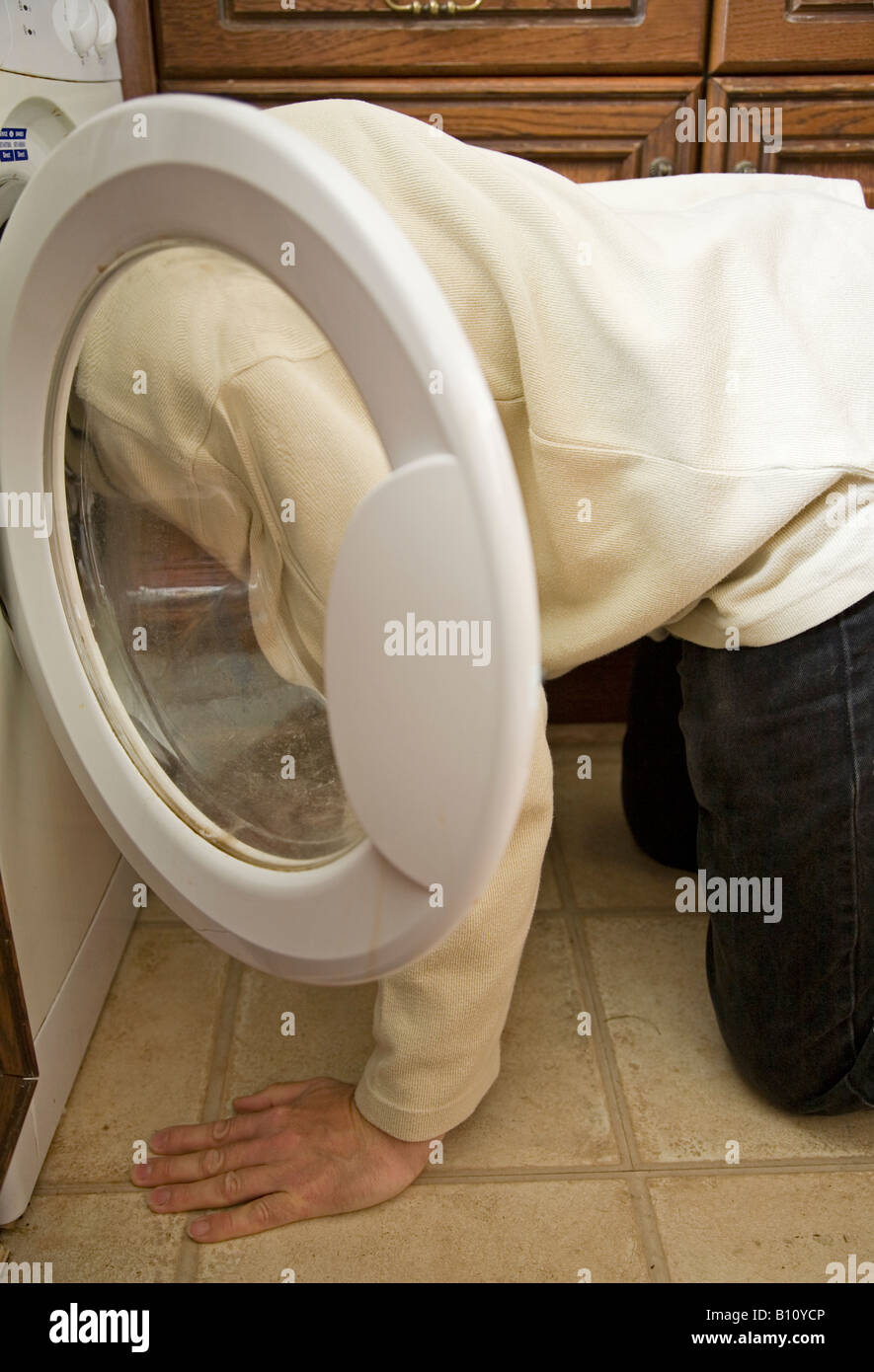 Uomo con la sua testa in una macchina di lavaggio Foto Stock
