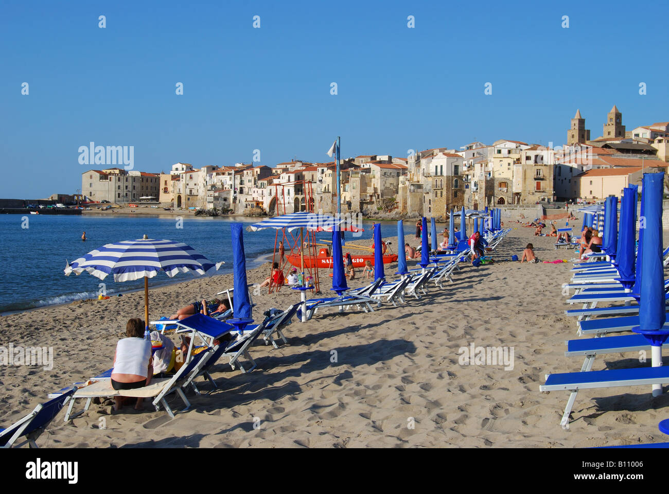 Vista della città e della spiaggia, Cefalu, provincia di Palermo, Sicilia, Italia Foto Stock