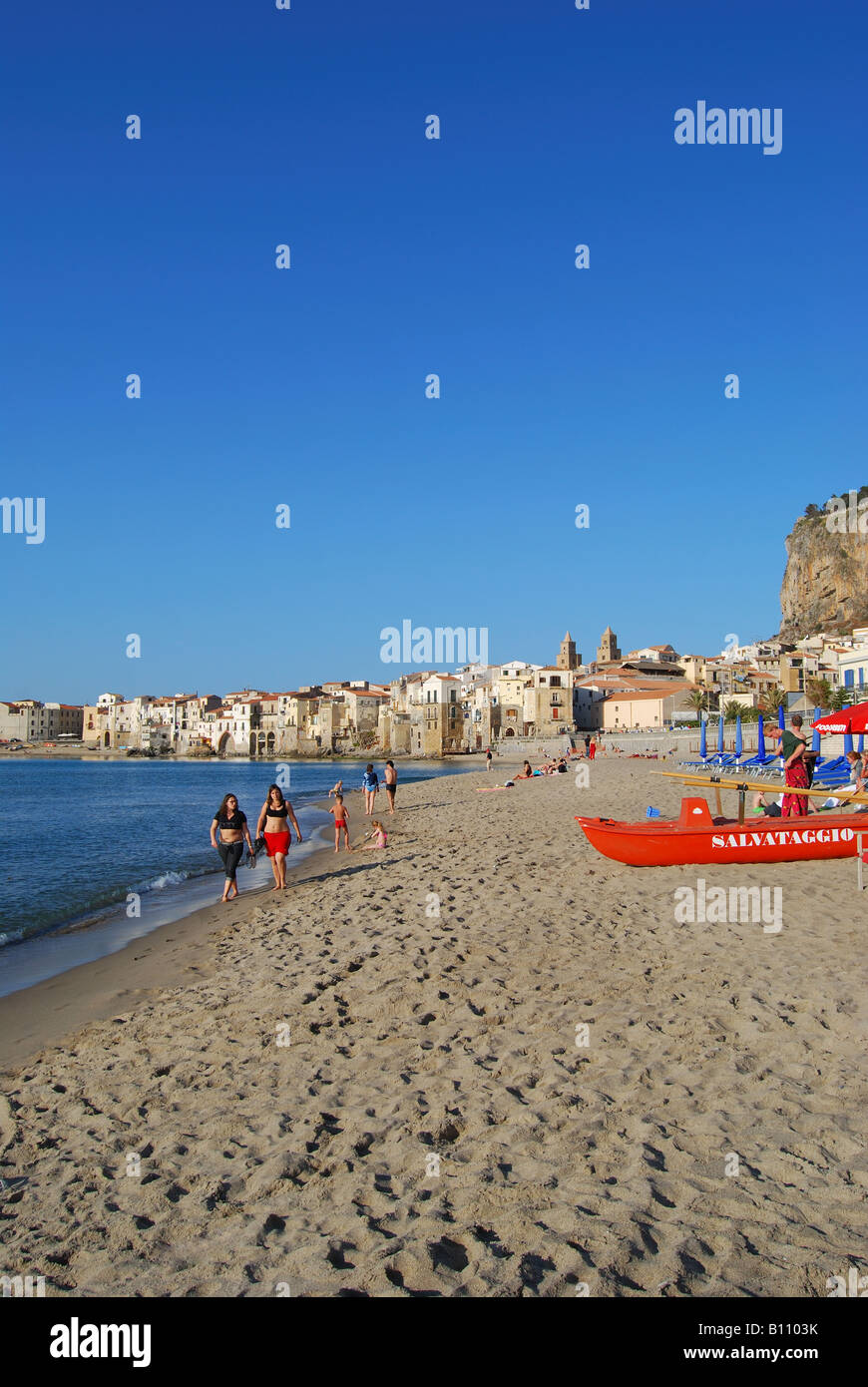 Vista della città e della spiaggia, Cefalu, provincia di Palermo, Sicilia, Italia Foto Stock