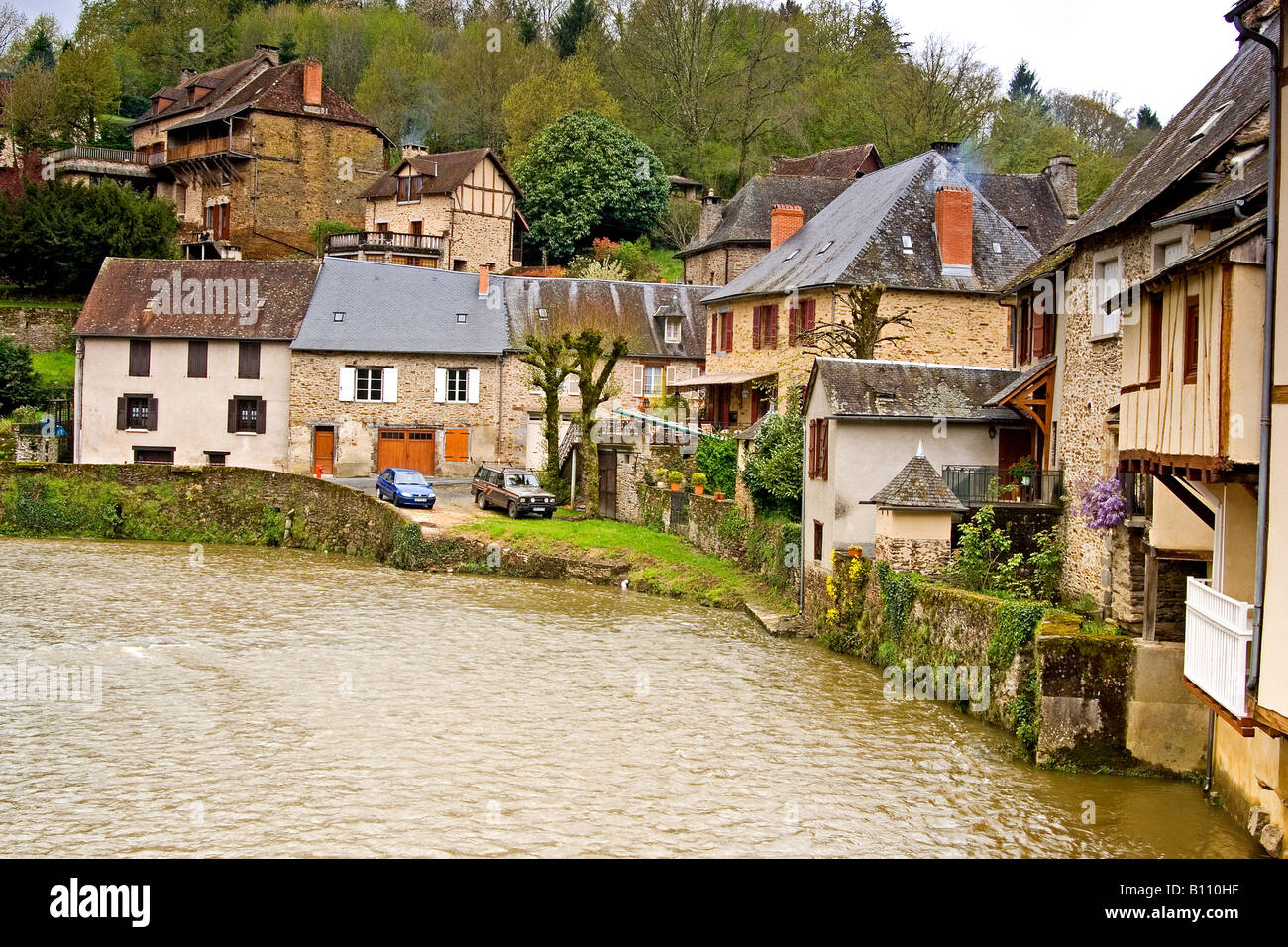 Sur L'Auvezere avvolgimento attraverso Ségur Le Chateau nella Correze regione della Francia Foto Stock