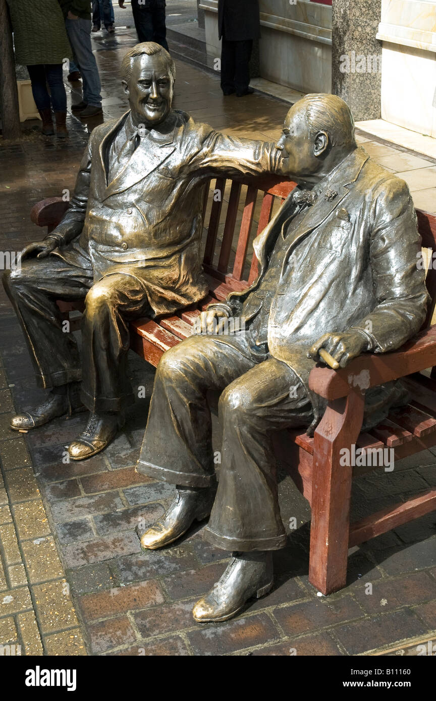 Le figure in bronzo di Churchill e Roossvelt in Old Bond Street London REGNO UNITO Foto Stock