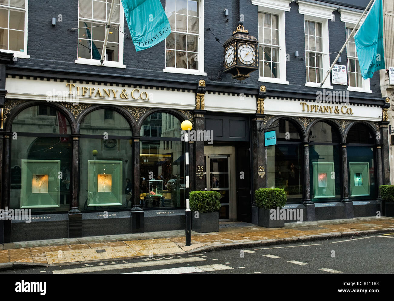 Tiffany & Co- Probabilmente il più famoso marchio in Old Bond St Londra Inghilterra REGNO UNITO Foto Stock