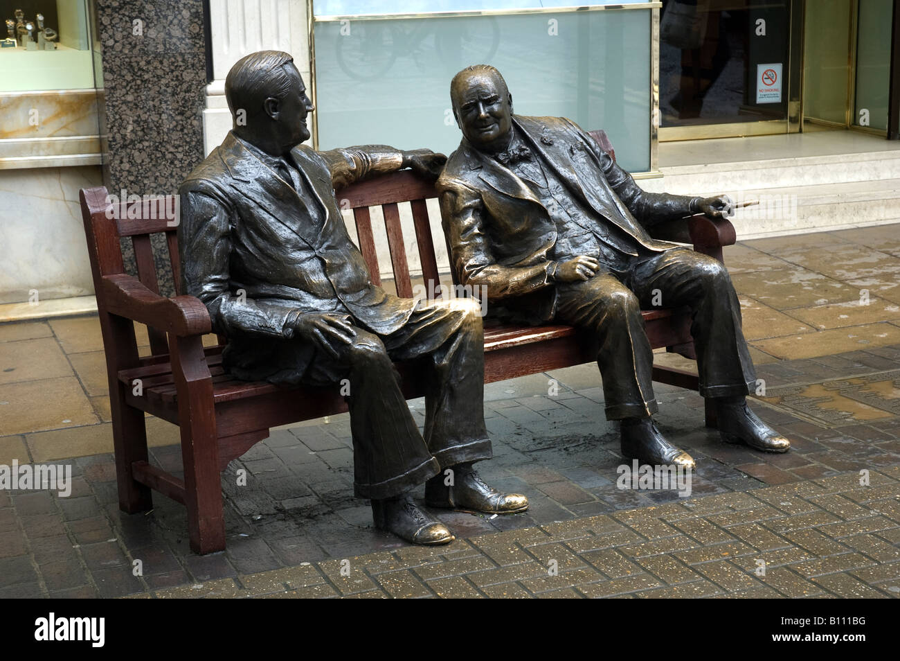 Le figure in bronzo di Churchill e Roosvelt in Old Bond Street London REGNO UNITO Foto Stock