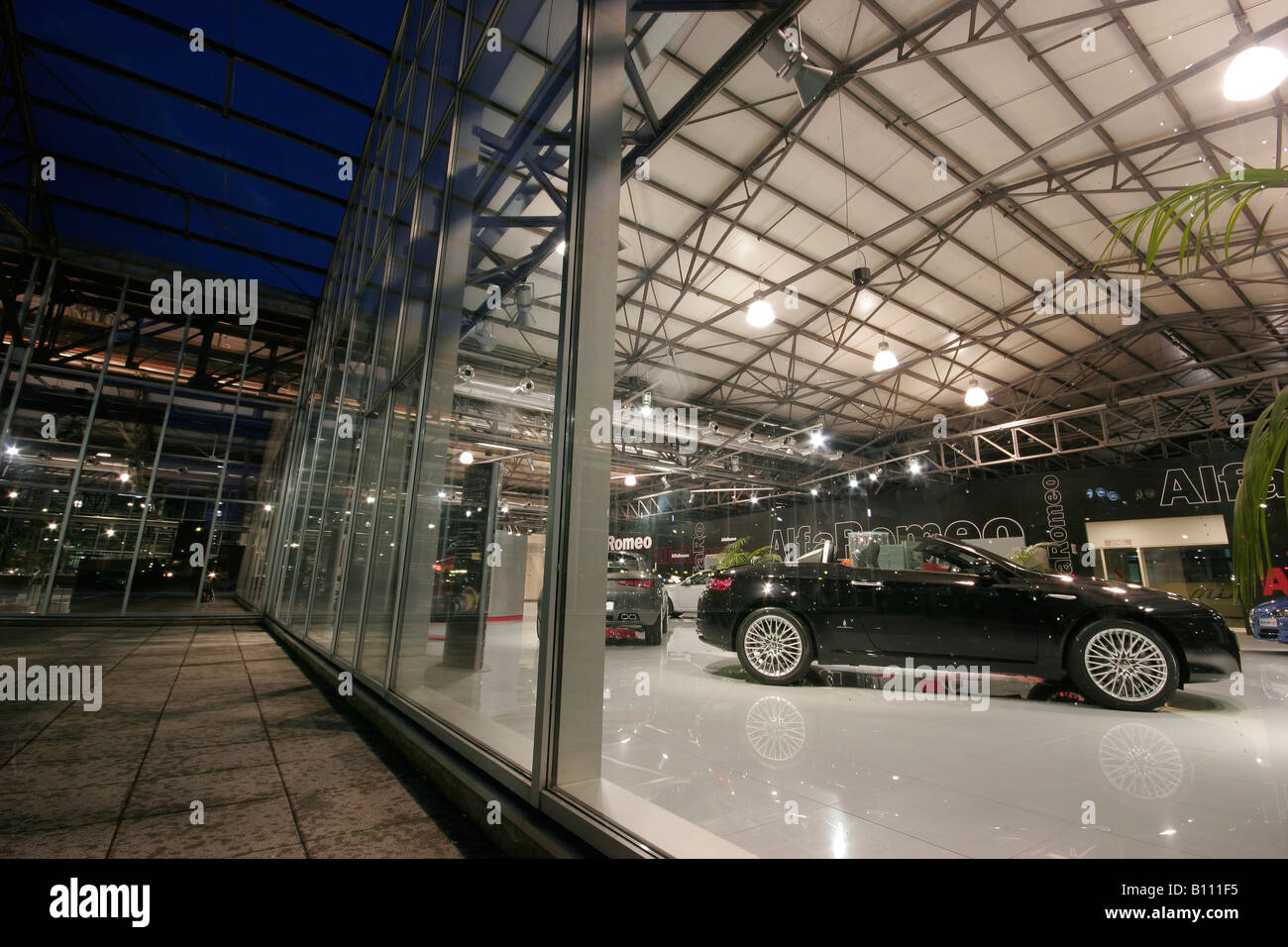 Fiat Motor Village showroom con un Alfa Romeo 169. Corso Orbassano, Torino, Italia. Foto Stock