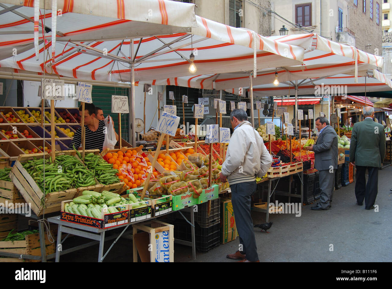 La frutta e la verdura in street market, Palermo, provincia di Palermo, Sicilia, Italia Foto Stock