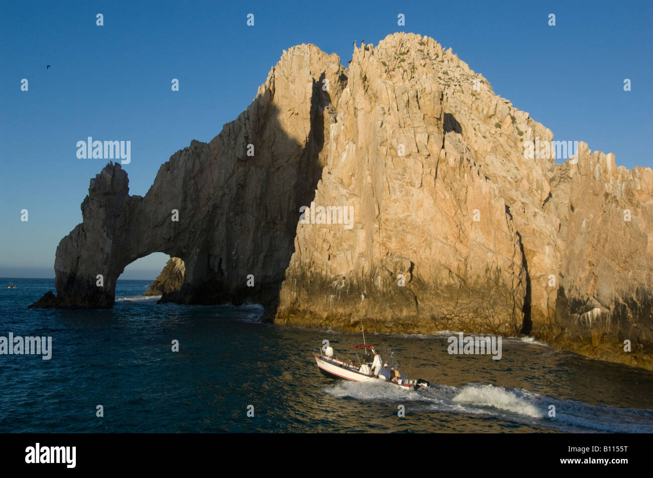 Barca da pesca va al mare, Land's End, Cabo San Lucas, Baja California Messico sunrise Foto Stock