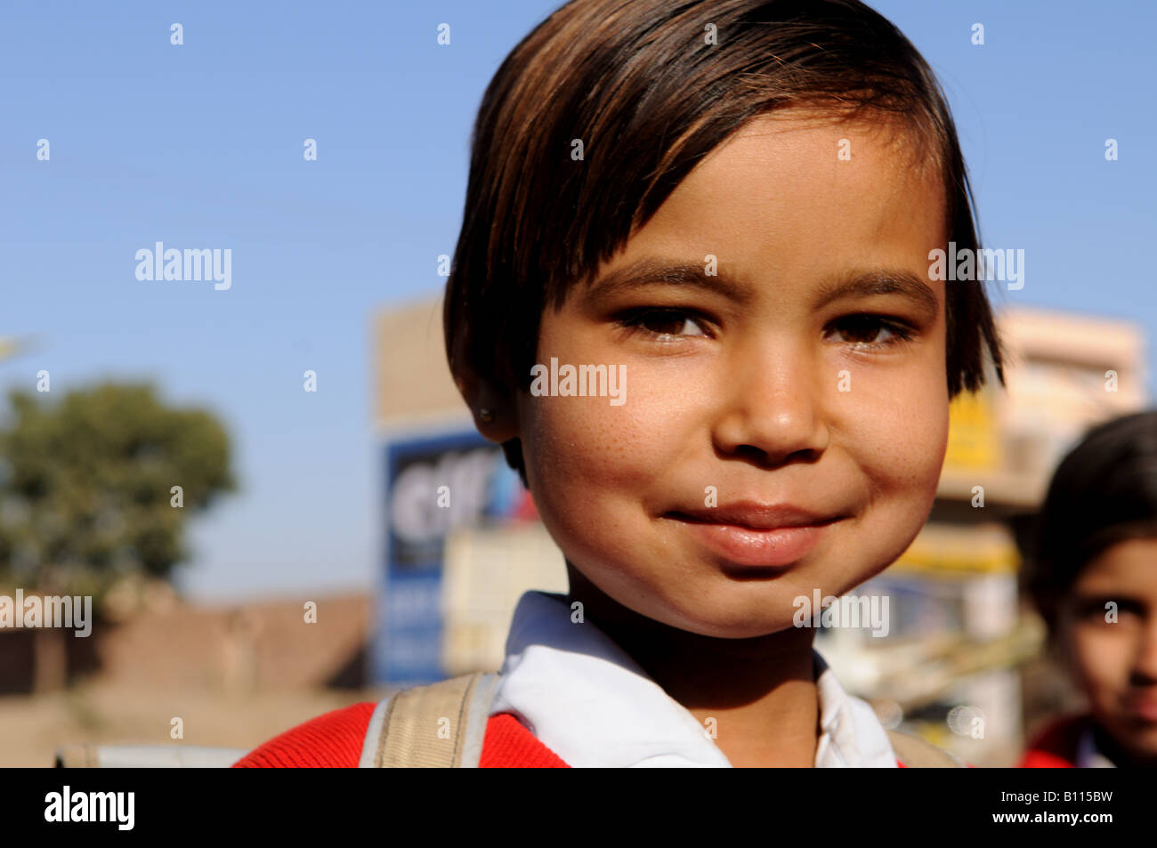 Ritratto di una ragazza indiana prese sulla sua strada per la scuola Foto Stock