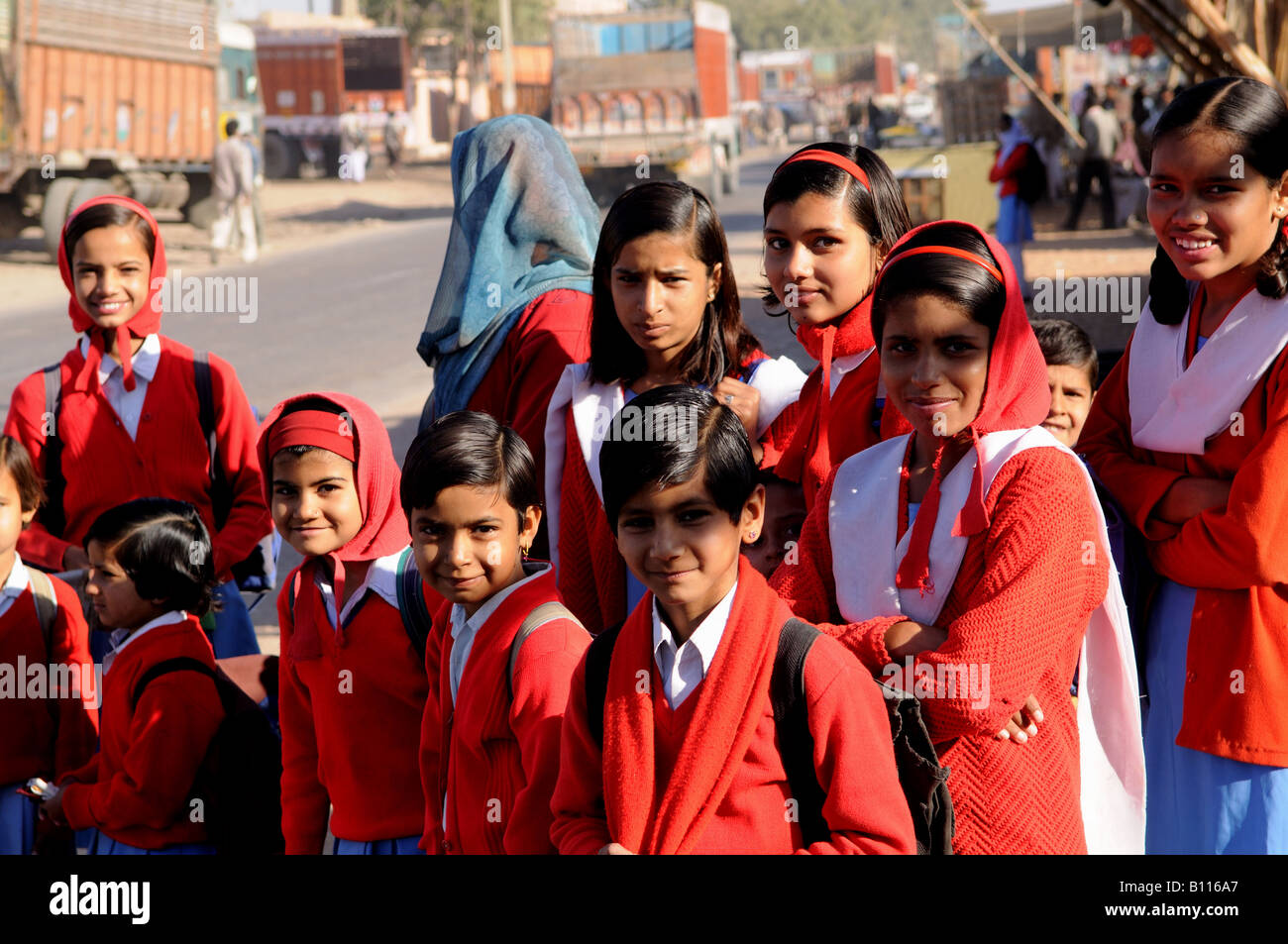 La scuola dei bambini sul loro modo a scuola in una fredda giornata invernale Rajasthan in India Foto Stock