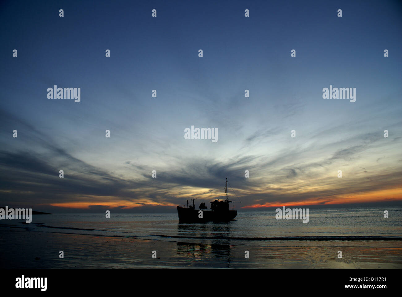 Sunrise e barche da pesca Hastings Inghilterra REGNO UNITO Foto Stock