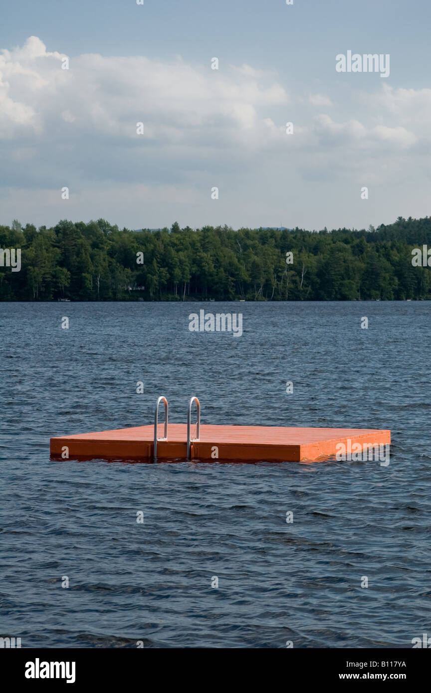 Diving galleggiante piattaforma bagno piccolo lago sunapee Foto Stock