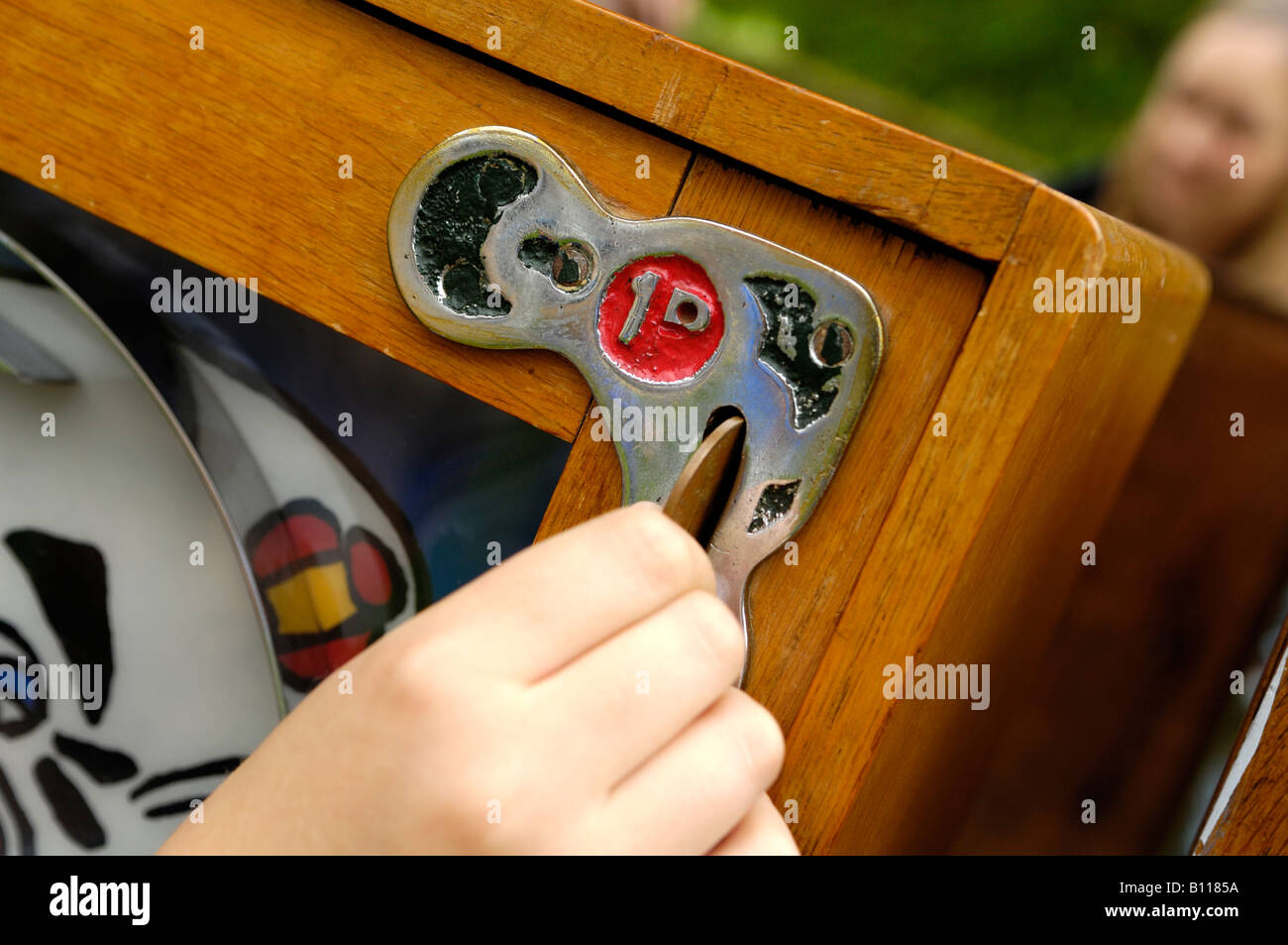 Mettendo mano moneta nella vintage slot machine Foto Stock