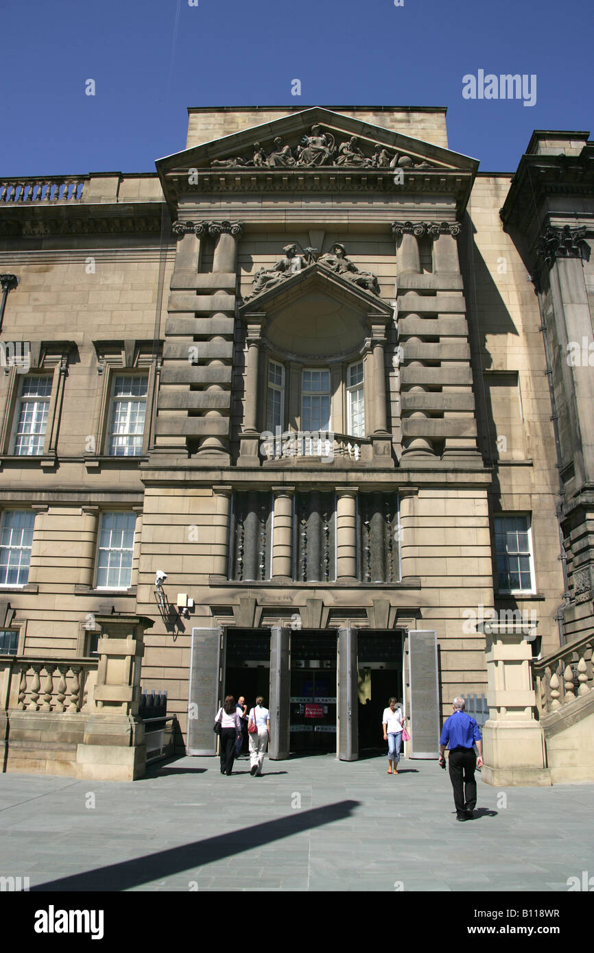 La città di Liverpool, in Inghilterra. Ingresso principale al mondo di Liverpool Museum, formalmente Liverpool Museum, su William Brown Street. Foto Stock