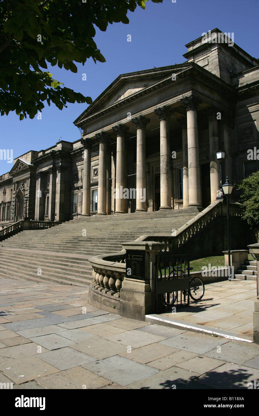 La città di Liverpool, in Inghilterra. Liverpool Central Library e del record di Office su William Brown Street. Foto Stock