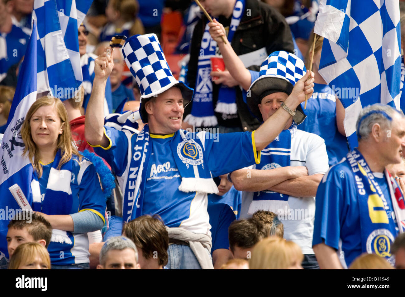 I tifosi di calcio in costume a Scottsh Cup finale all'Hampden Park Glasgow Scotland Regno Unito Foto Stock