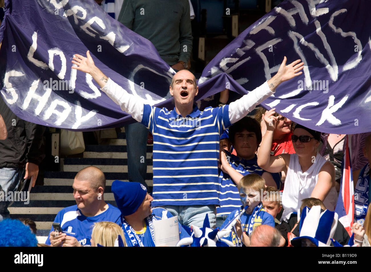 Tifoso sostenitore amoungest la folla in piedi e cantare a Scottish finale della Coppa di Scozia UK Foto Stock