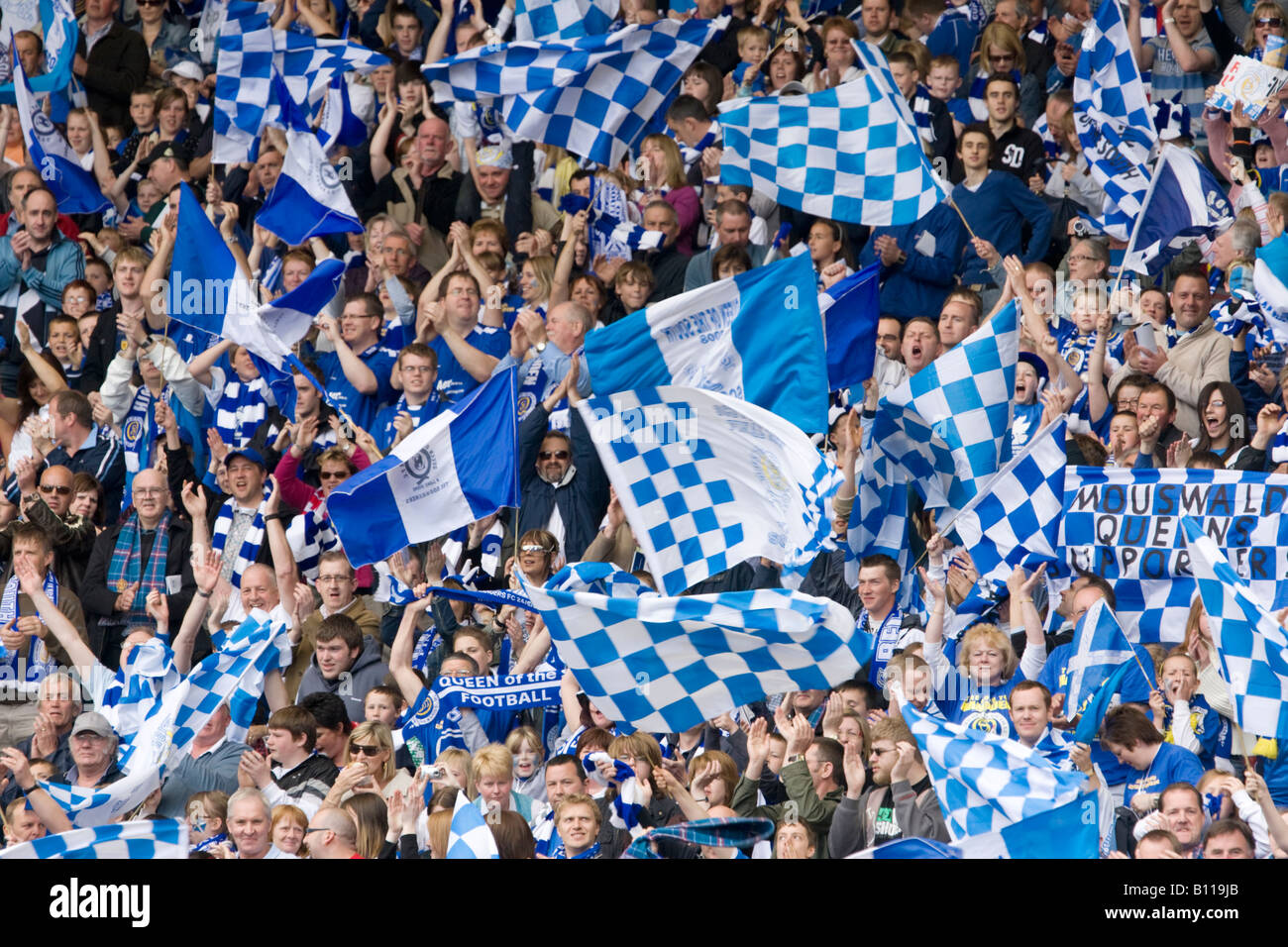 Football soccer fans folla nel gioco del calcio sventolando bandiere sostenere la loro squadra scozzese del finale della Coppa di Scozia UK Foto Stock