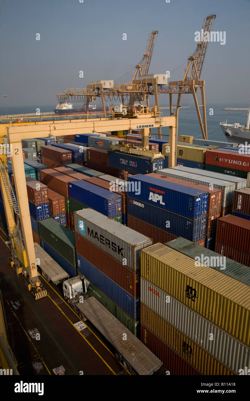 Immagine panoramica del Porto di Khalid Emirati Arabi Uniti Medio Oriente mostrando contenitore gru pile e contenitori Foto Stock