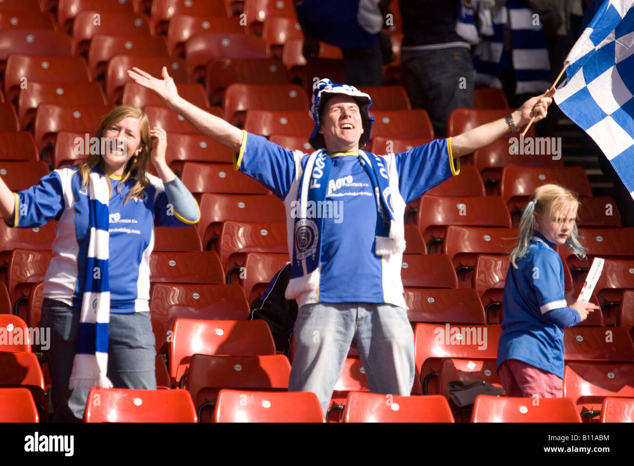 Football fan affezionati di cantare e assaporando il momento in Coppa Scozzese finale nel vuoto stadio Hampden Park Glasgow Scotland Regno Unito Foto Stock