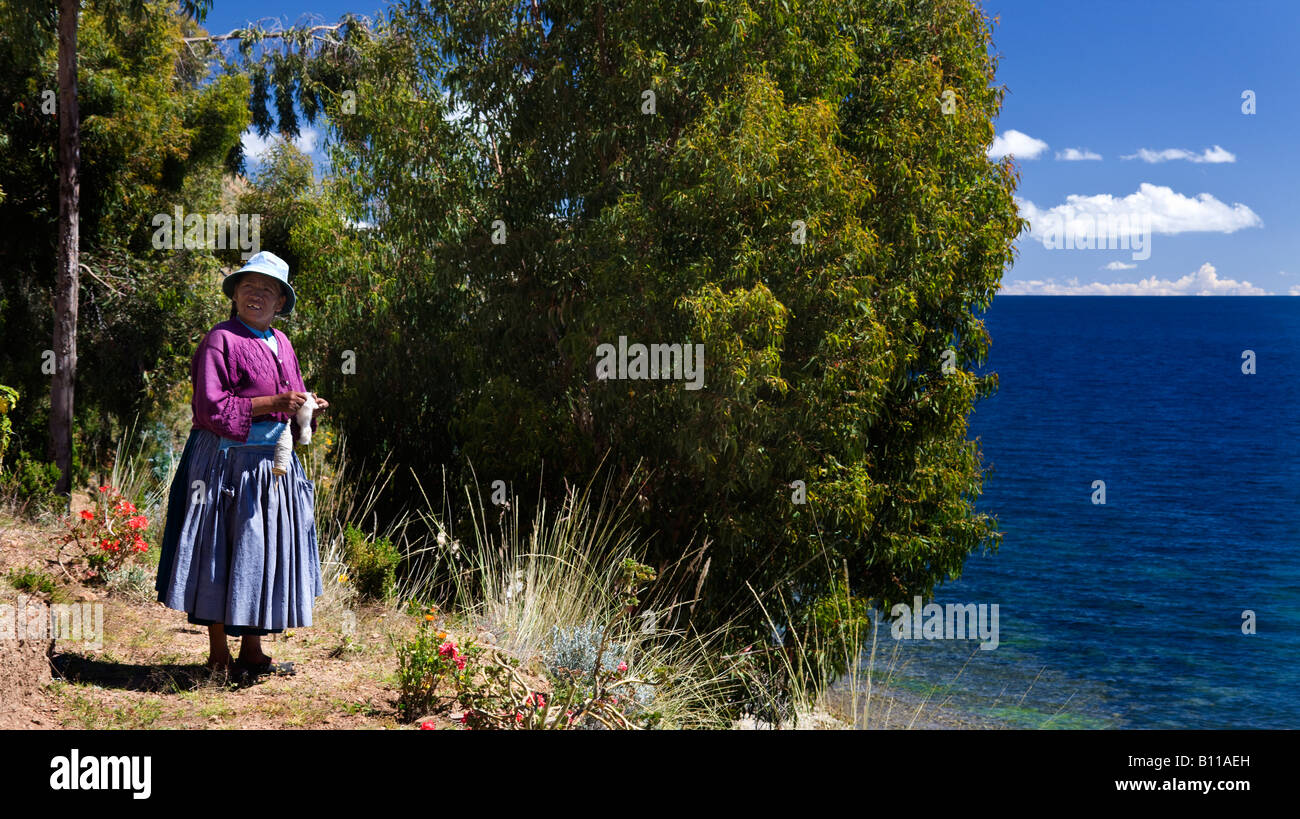 Donna locale sulla Luna Island - Isla de la Luna - sul lago Titicaca in Bolivia Foto Stock