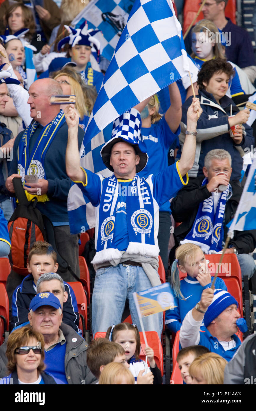 Tifoso sostenitore il tifo il suo team durante la Coppa Scozzese finale di partita di calcio Hampden Park Glasgow Scotland Regno Unito Foto Stock