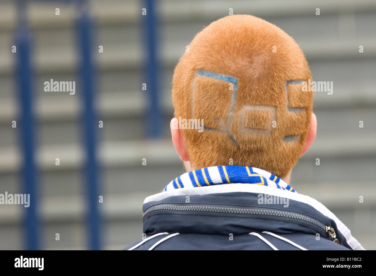 Football Soccer dai capelli rossi sostenitore della ventola con un taglio di capelli che sostengono la sua squadra Q o S regina del sud tagliato in suoi capelli Scozia Scotland Foto Stock