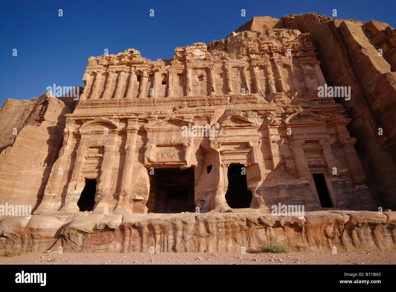 Tomba del palazzo le tombe reali scavate nella parete ovest di al Khubtha Nabataean montagna città antica Petra Giordania Arabia Foto Stock