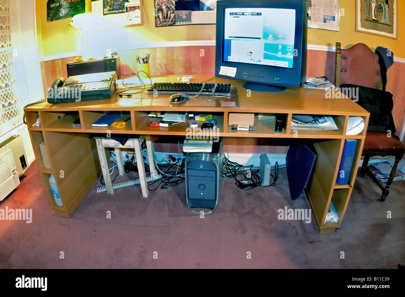 Scrivania per apparecchiature per ufficio domestico con vecchio computer Mac, lavoro da casa, computer per piccole aziende Foto Stock