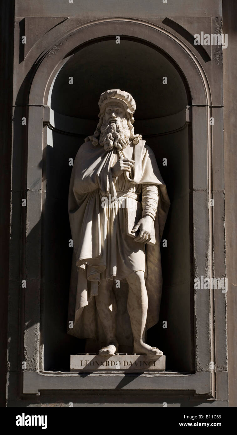 Florenz, Uffizien, Skulptur von Leonardo da Vinci an der Fassade Foto Stock