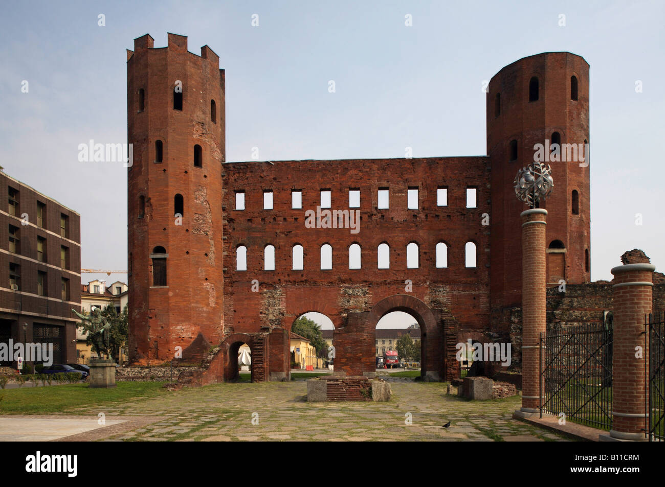 Torino, Porta Palatina, Römisches Stadttor aus dem 1. Jahrhundert, Stadtseite Foto Stock
