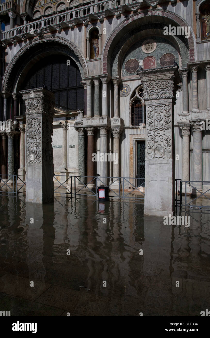 Venedig, Markusdom (San Marco), Ausschnitt aus der westlichen Südfassade mit überschwemmten Markusplatz (leichtes Hochwasser) Foto Stock