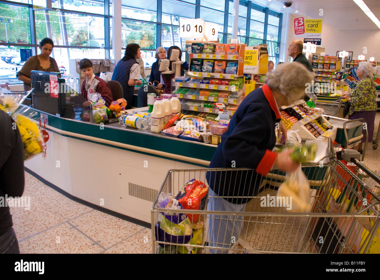 Vasca da bagno pattini England Regno Unito le persone a un supermercato checkout Foto Stock