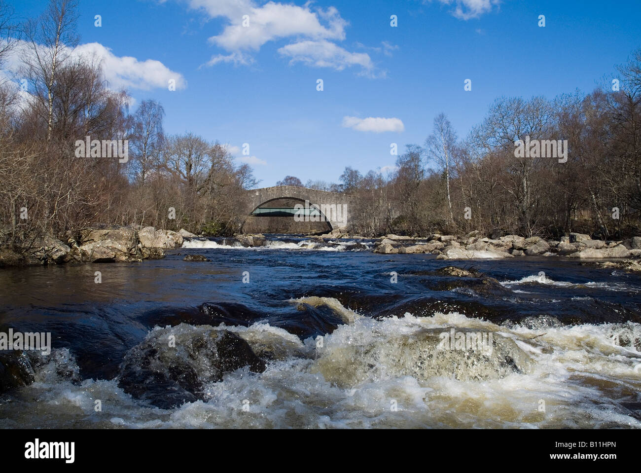 dh Tummel ponte STRATHTUMMEL PERTHSHIRE General Wade ponte militare strada sul fiume Tummel rapide pietra acqua che scorre pietre Foto Stock