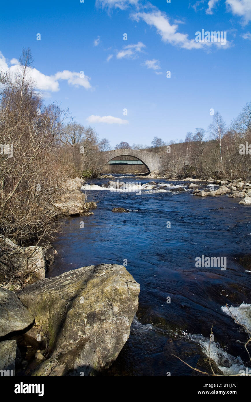 Dh Tummel bridge STRATHTUMMEL PERTHSHIRE generale Wade pietra militare di un ponte stradale sul fiume Tummel Foto Stock