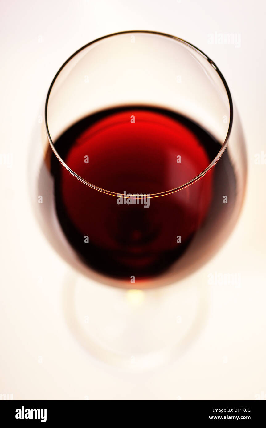 Bicchiere di vino rosso su sfondo bianco. Concept CUT studio shot pronto per la stampa su qualsiasi negozio, supermercato o catalogo di ristoranti. Primo piano Foto Stock