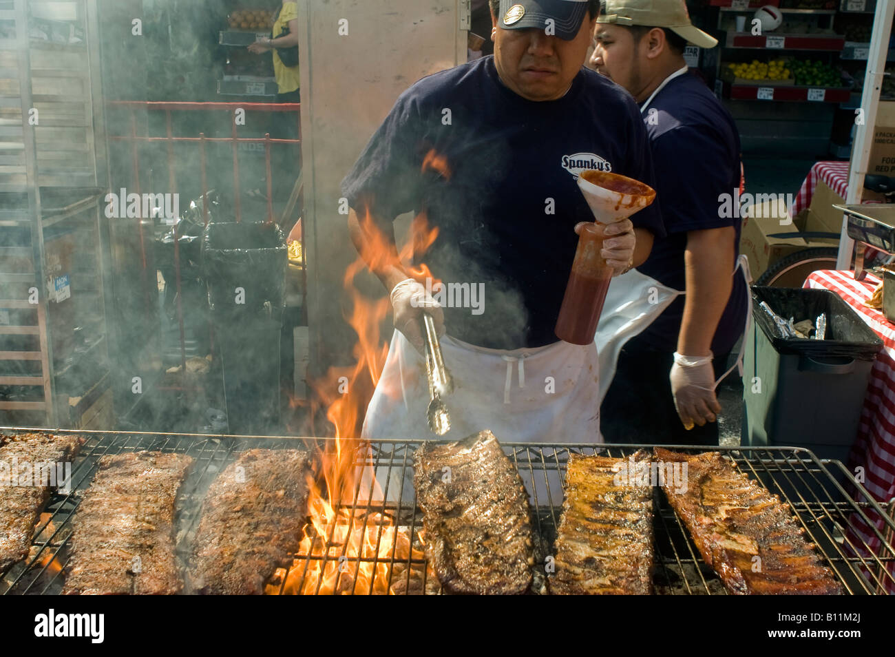 Nervature da Spankys Barbecue sono cucinati alla famosa Nona Avenue Food Festival a New York Foto Stock
