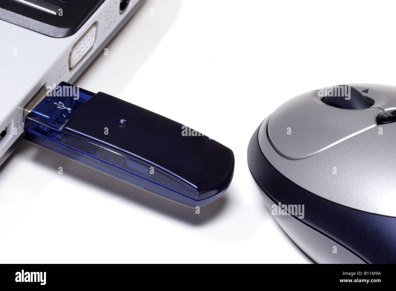 Mouse cordless per notebook e che mostra il dispositivo trasmettitore Foto Stock
