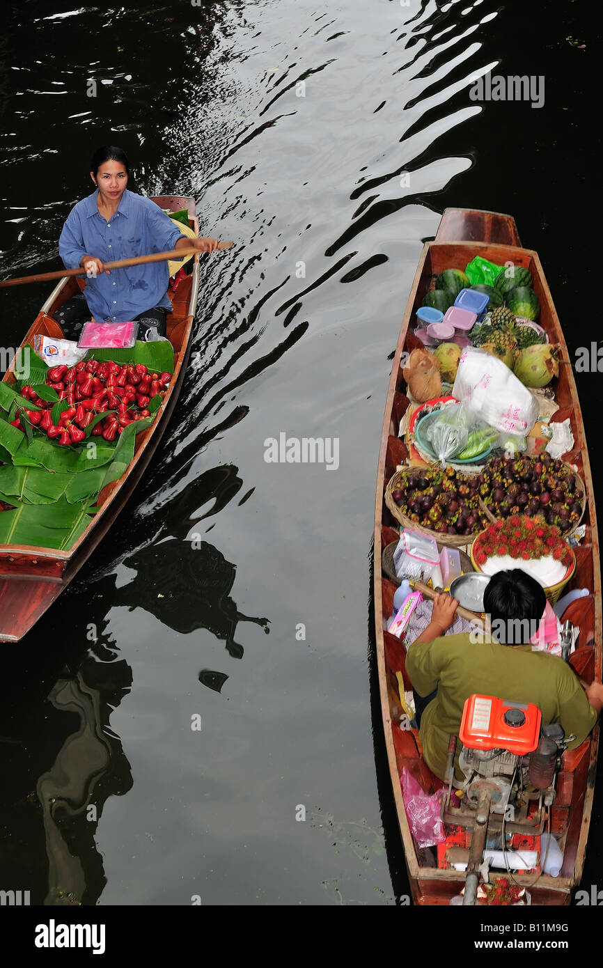 La vendita di frutta al mercato galleggiante, Thailandia. Damnoen Saduak. Ratchaburi. Foto Stock