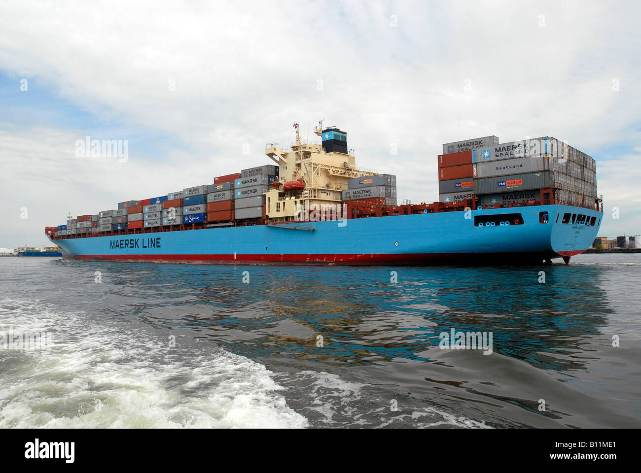La Maersk Gairloch di Maersk Line lasci il porto sul fiume Hudson nord fiume in New Jersey carico di contenitori Foto Stock