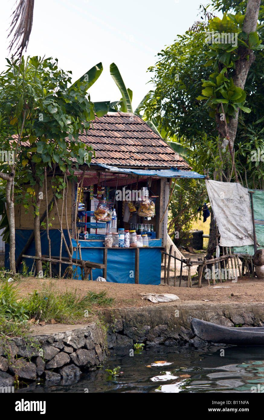 INDIA Kerala piccolo negozio vendita bevande e spuntini su canali backwaters del Kerala India accessibile solo in barca Foto Stock