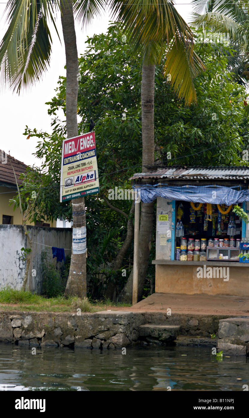 INDIA Kerala piccolo negozio vendita spuntini e bevande e sui canali backwaters del Kerala India accessibile solo in barca Foto Stock