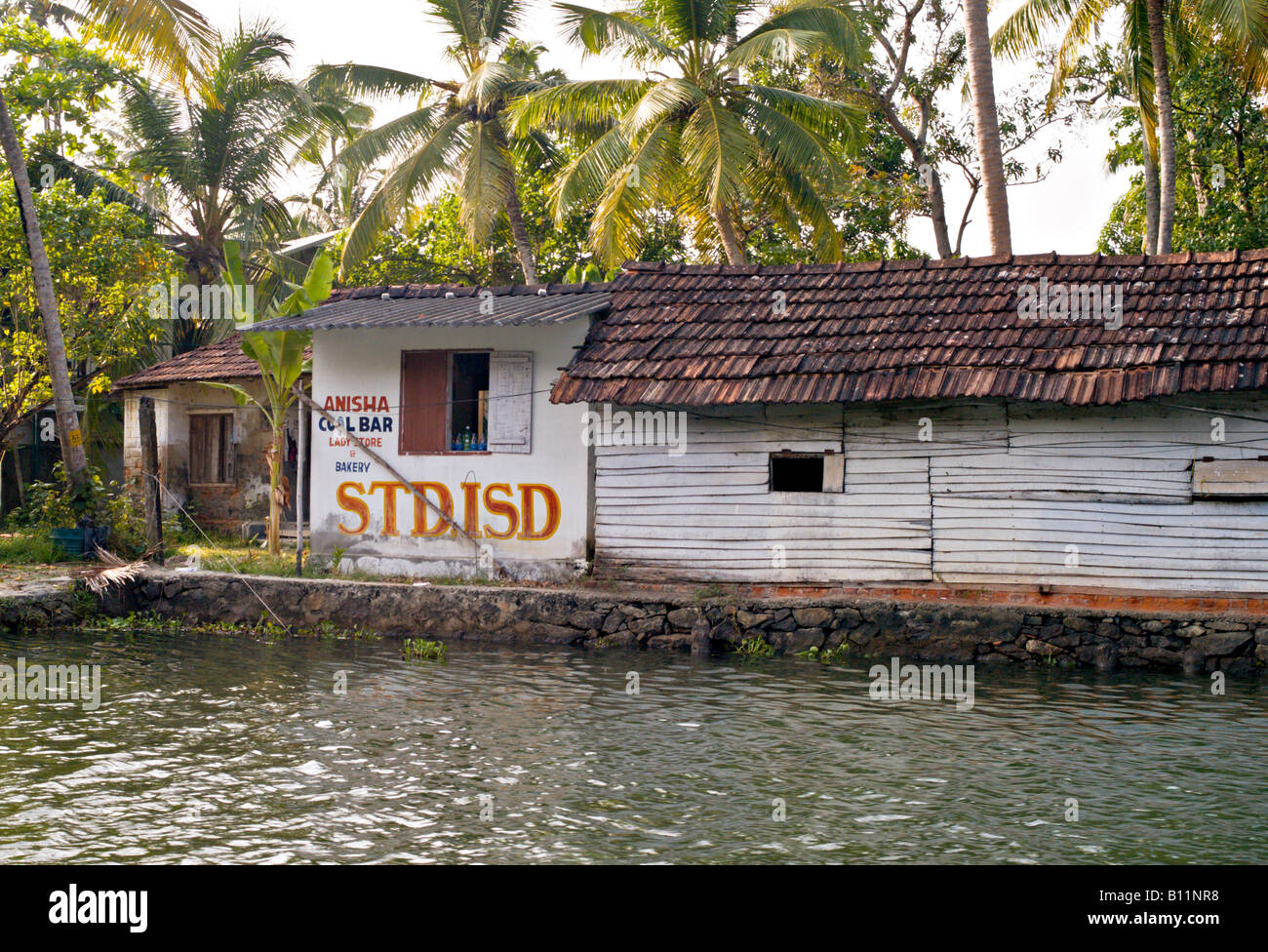 INDIA Kerala piccolo negozio bar e pasticceria a canali backwaters del Kerala India accessibile solo in barca Foto Stock