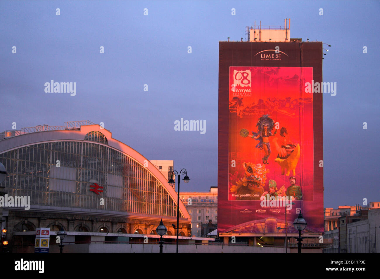 Strade avanti annuncio, stazione di Lime Street, Liverpool, Regno Unito Foto Stock