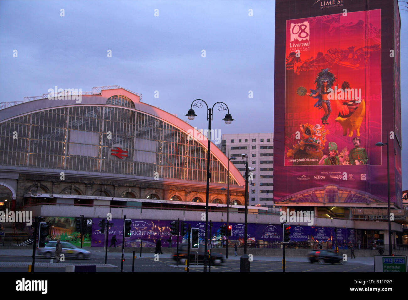 Strade avanti annuncio, stazione di Lime Street, Liverpool, Regno Unito Foto Stock