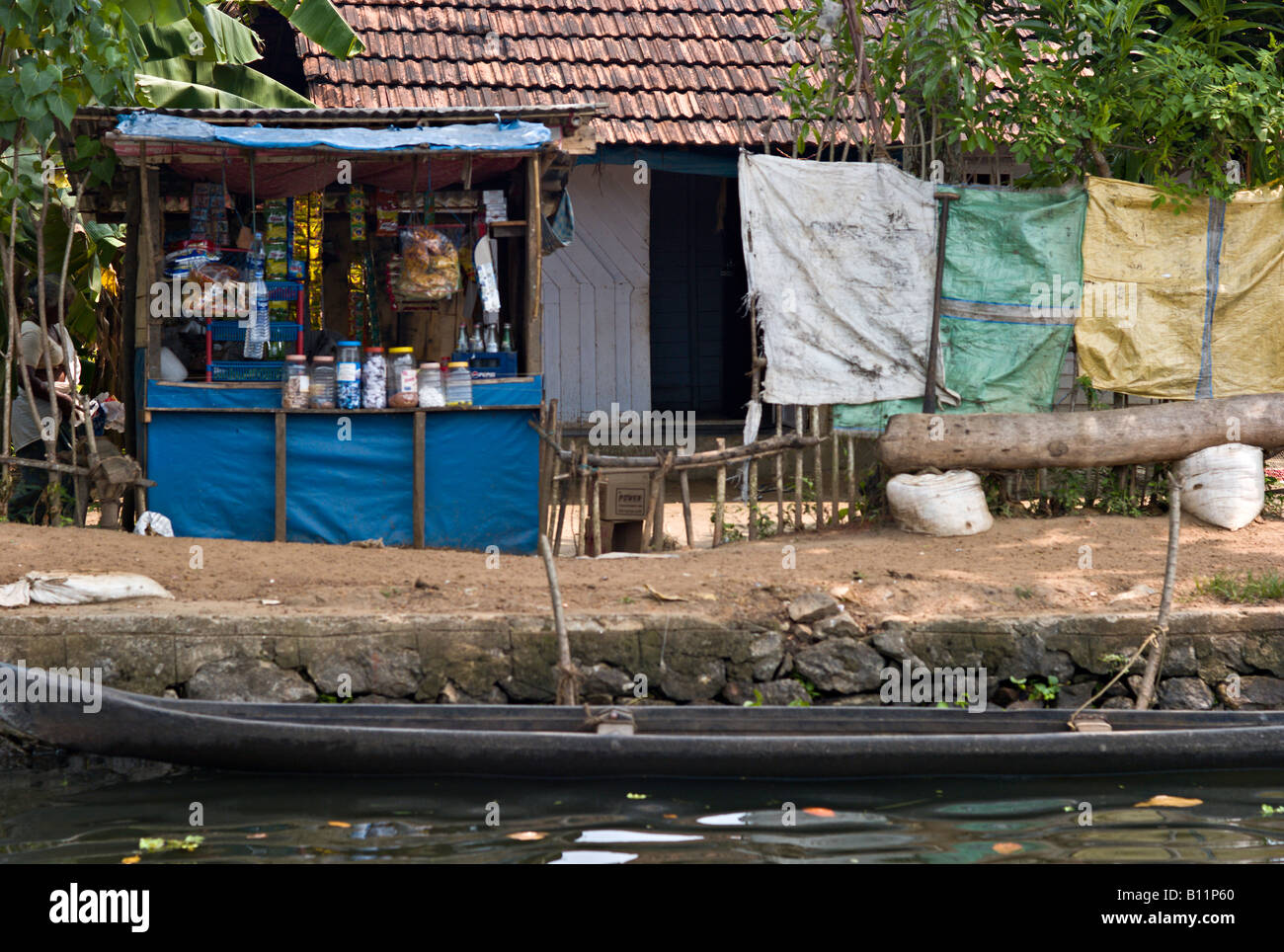 INDIA Kerala piccolo negozio vendita bevande e spuntini su canali backwaters del Kerala India accessibile solo in barca. Foto Stock