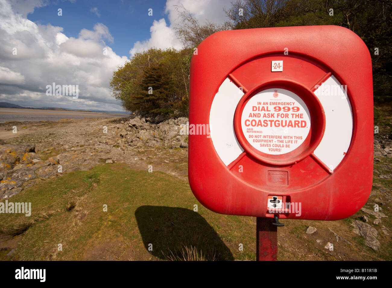 Viste da Arnside estuario beach in Lancashire Lake District Inghilterra che mostra una apparecchiatura di emergenza giubbotto di salvataggio Foto Stock