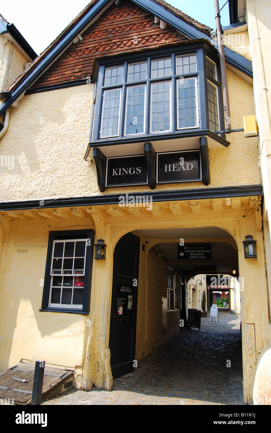 Xiii secolo King's Head Pub, King's passaggio testa, la piazza del mercato, Aylesbury, Buckinghamshire, Inghilterra, Regno Unito Foto Stock