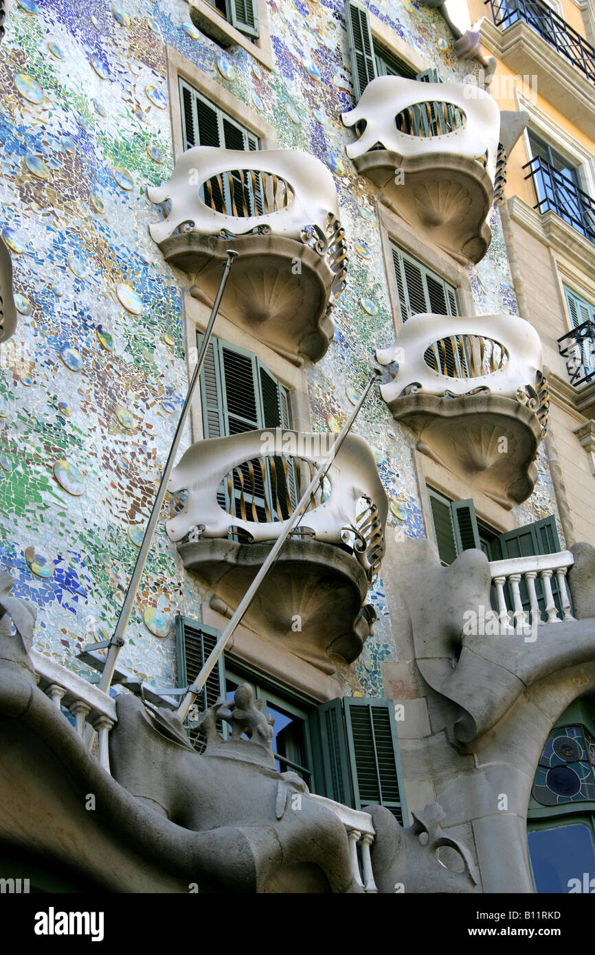 La facciata di Antoni Gaudi costruire la Casa Batllo sul Passeig de Gracia, Eixample di Barcellona, Spagna Foto Stock