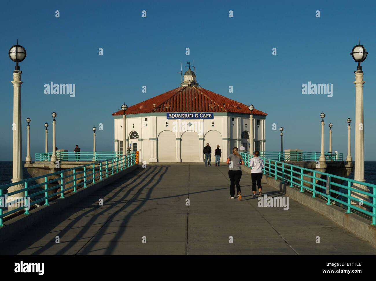 La mattina presto la luce del sole sul molo di Manhattan Beach California Foto Stock
