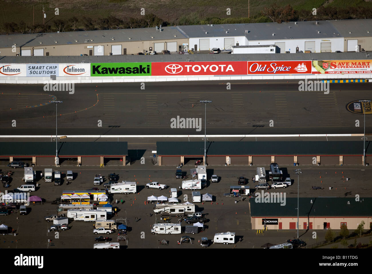 Vista aerea sopra Infineon Raceway via banner pubblicitari Sonoma California Foto Stock