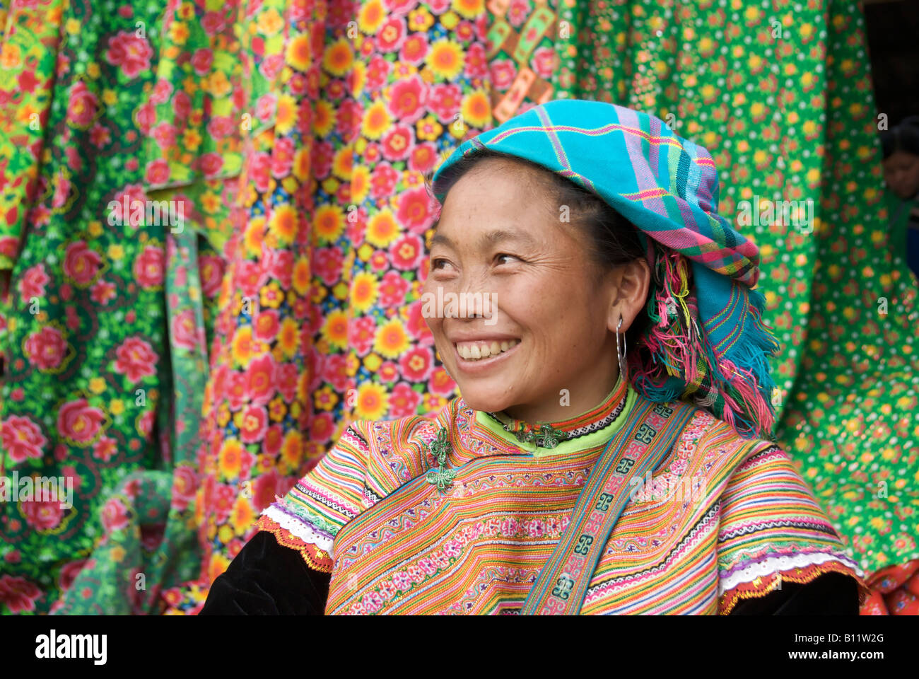 Ritratto di fiori sorridenti donna Hmong Bac Ha mercato domenicale nel Vietnam del Nord Foto Stock